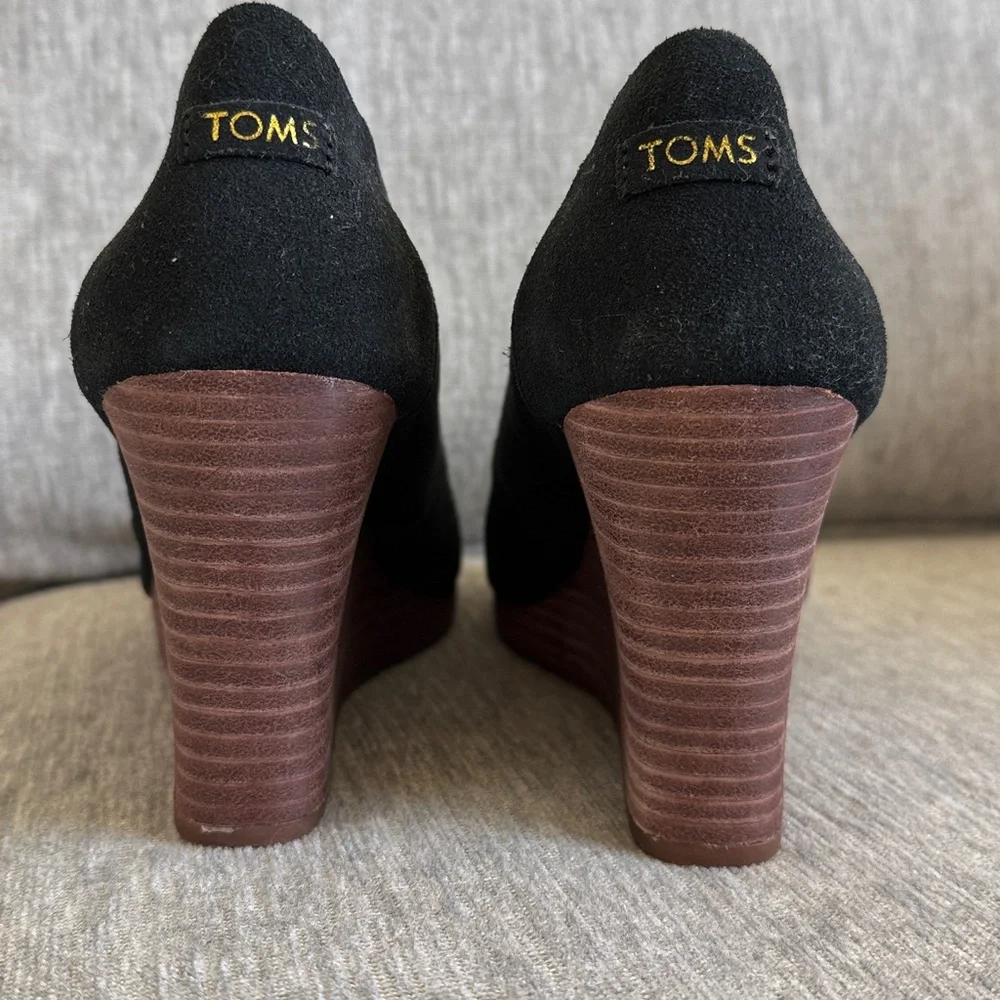 Toms Michelle Black Suede Peep Toe Wedge Sandals Women’s Size 7.5